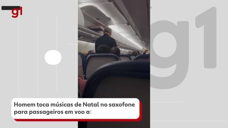 VIDEO: Hombre toca canciones navideñas con saxofón para pasajeros de vuelo retrasado 1 VIDEO: Hombre toca canciones navideñas con saxofón para pasajeros de vuelo retrasado